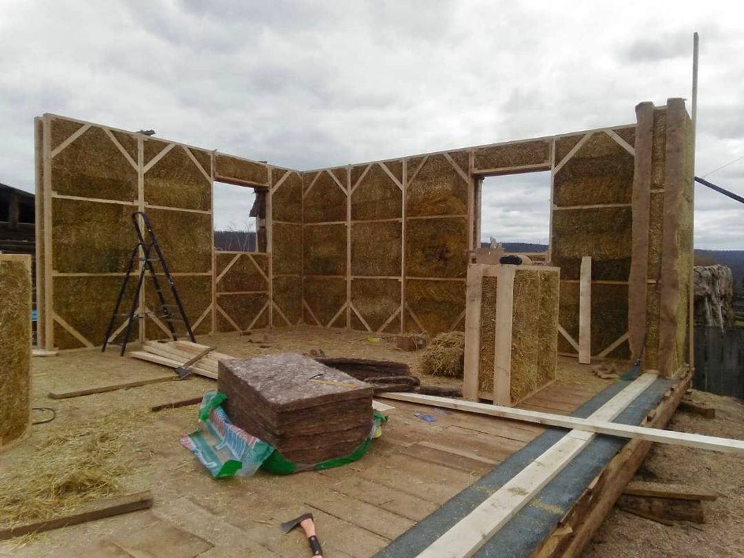 Квадратный метр за $ Белорус строит дом из соломы
